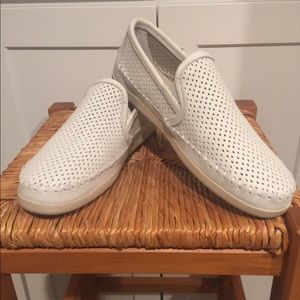 MINNETONKA LEATHER LOAFER. New in box